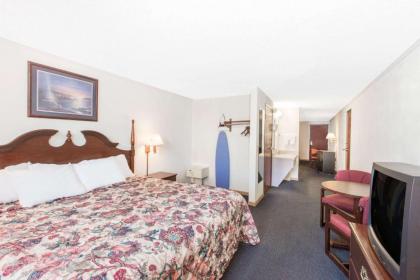 Days Inn by Wyndham Effingham - image 15