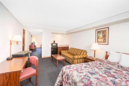 Days Inn by Wyndham Effingham - image 5