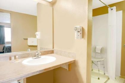 Days Inn by Wyndham El Paso Airport East - image 4