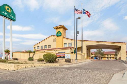 La Quinta Inn by Wyndham El Paso Cielo Vista - image 2