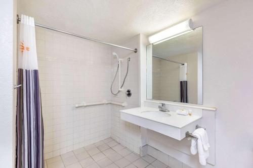 La Quinta Inn by Wyndham El Paso West - image 2