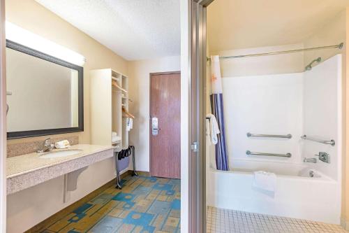 La Quinta by Wyndham El Paso East - image 4