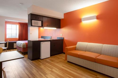 Motel 6-El Paso TX - Southeast - image 2