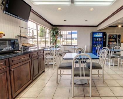Econo Lodge Inn & Suites El Paso - image 5