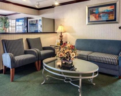 Econo Lodge Inn & Suites - image 4