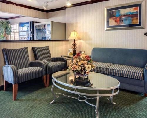Econo Lodge Inn & Suites - image 4