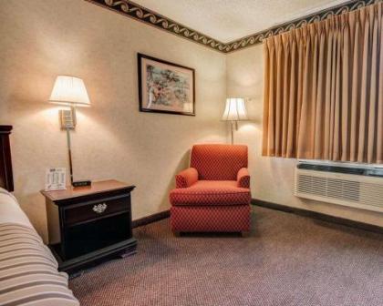 Econo Lodge Inn & Suites - image 5