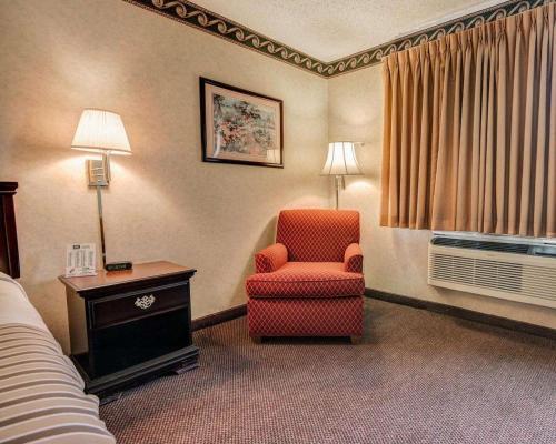 Econo Lodge Inn & Suites - image 5