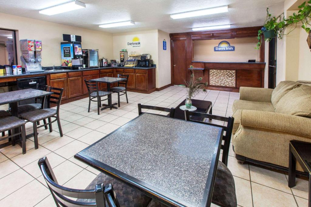 Days Inn by Wyndham El Reno - image 4