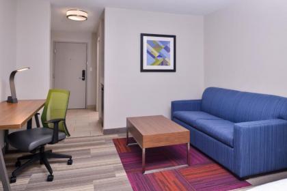 Holiday Inn Express Hotel & Suites Elgin an IHG Hotel - image 13