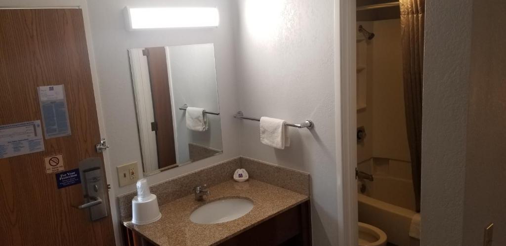 Motel 6-Elk Grove Village IL - O'Hare - image 3