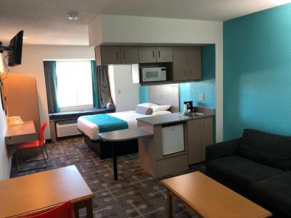 Howard Johnson by Wyndham Elk Grove Village Hotel & Suites - image 18