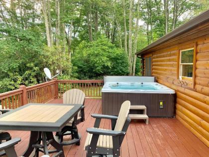2 BR Cabin with Hot tub Deck Fire Pl