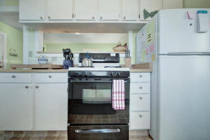 Greenwood Beach Cottage - image 9