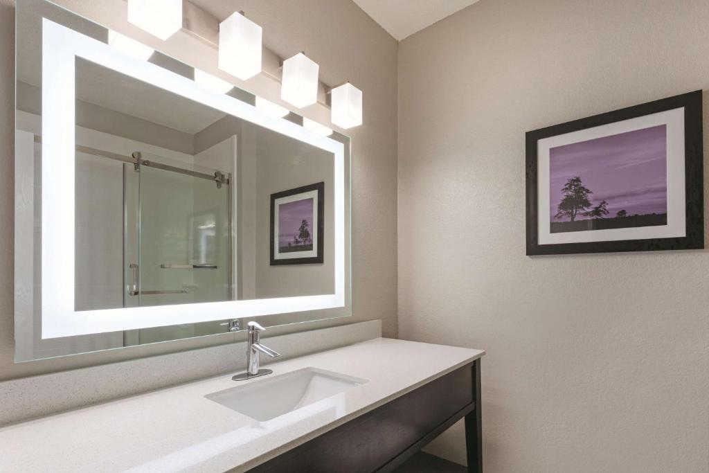 La Quinta by Wyndham Elkhart - image 5