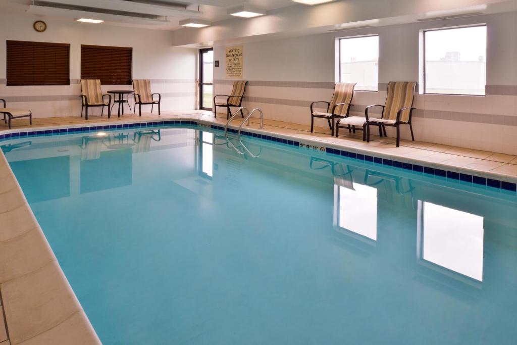 Hampton Inn Elkhart - image 7