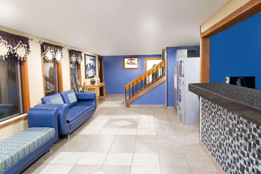 Super 8 by Wyndham Elkhart - image 3