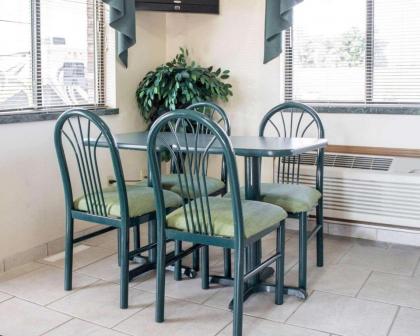 Econo Lodge Elkhart - image 11