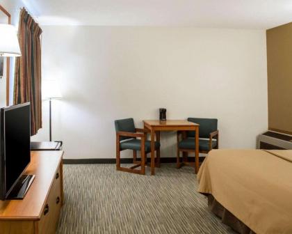 Econo Lodge Elkhart - image 12