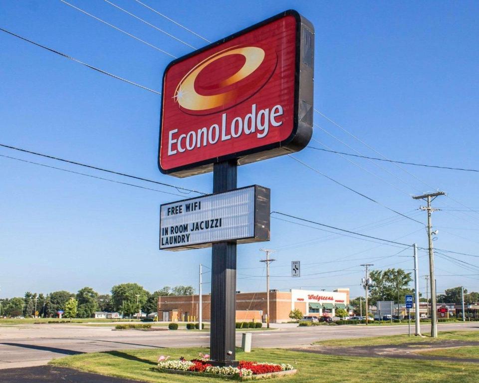 Econo Lodge Elkhart - image 3
