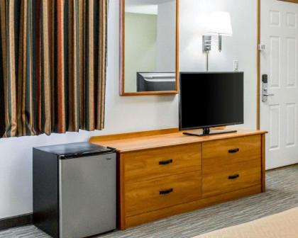Econo Lodge Elkhart - image 4