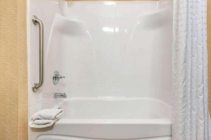 Comfort Suites South Elkhart - image 13