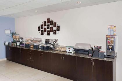 Microtel Inn and Suites Elkhart - image 7