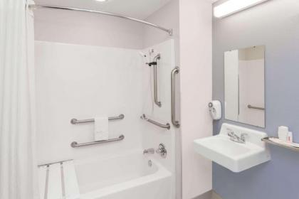 Microtel Inn and Suites Elkhart - image 8