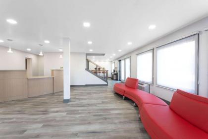 Travelodge by Wyndham Elkhart - image 12