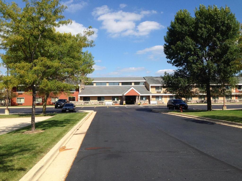AmericInn by Wyndham Elkhorn Near Lake Geneva - main image