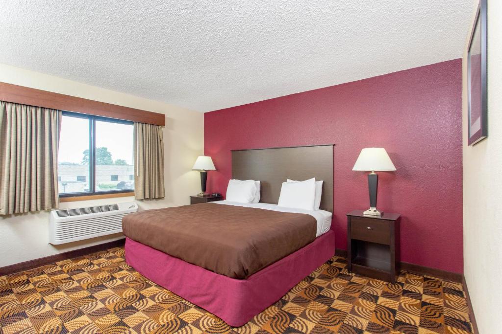 AmericInn by Wyndham Elkhorn Near Lake Geneva - image 2