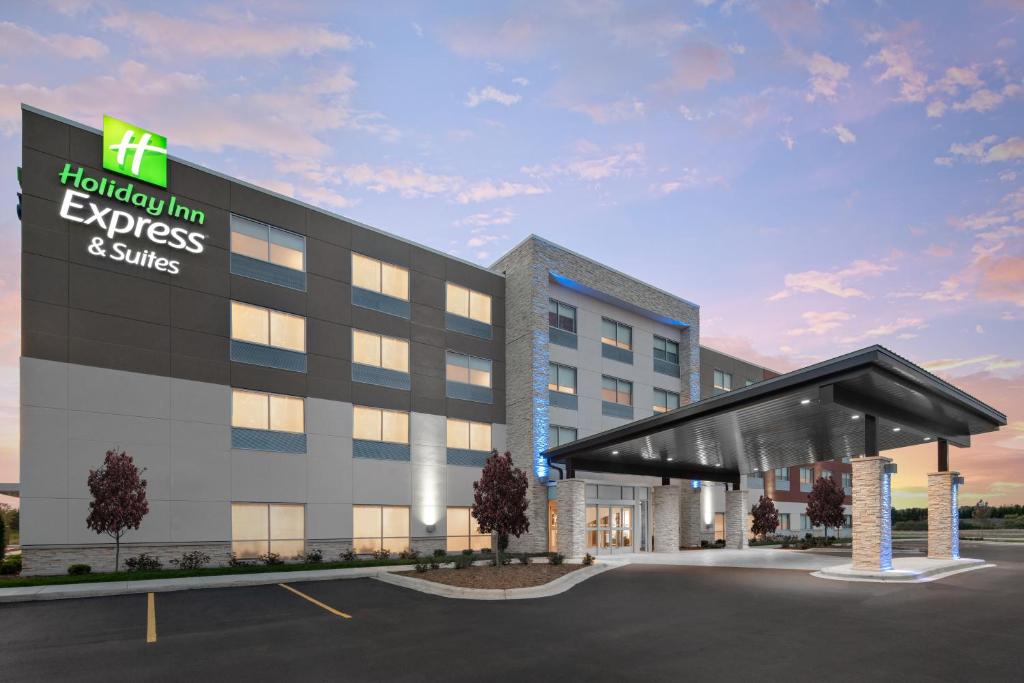 Holiday Inn Express & Suites - Elkhorn - Lake Geneva Area an IHG Hotel - main image
