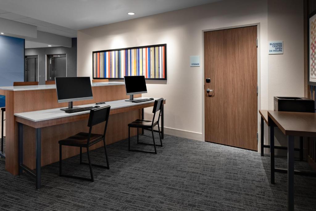 Holiday Inn Express & Suites - Elkhorn - Lake Geneva Area an IHG Hotel - image 5