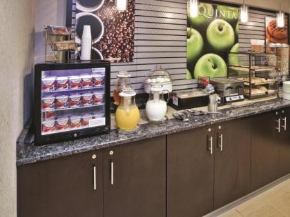 La Quinta Inn & Suites by Wyndham Elkview - image 12