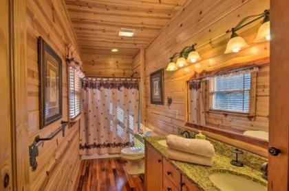 Year-Round Mountain View Hideaway with Deck and Hot Tub - image 5