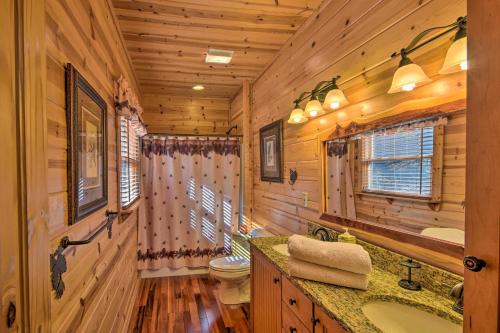 Year-Round Mountain View Hideaway with Deck and Hot Tub - image 5