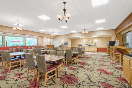 Ramada by Wyndham Ellsworth - image 6