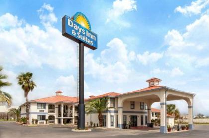 Days Inn  Suites by Wyndham Braunig Lake