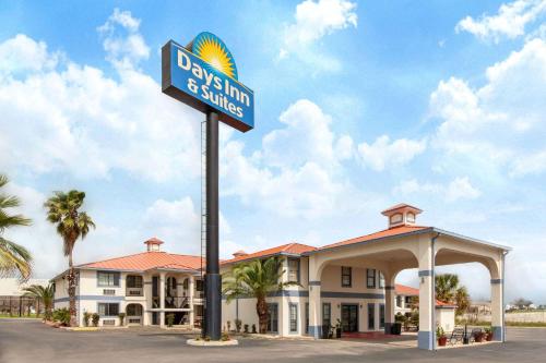 Days Inn & Suites by Wyndham Braunig Lake - main image