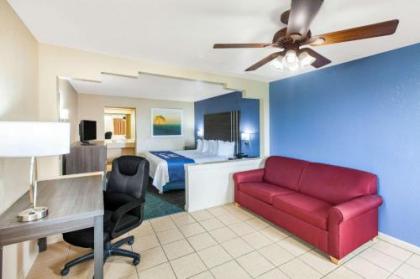Days Inn & Suites by Wyndham Braunig Lake - image 12