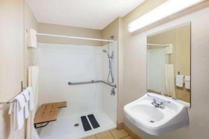 Days Inn & Suites by Wyndham Braunig Lake - image 14