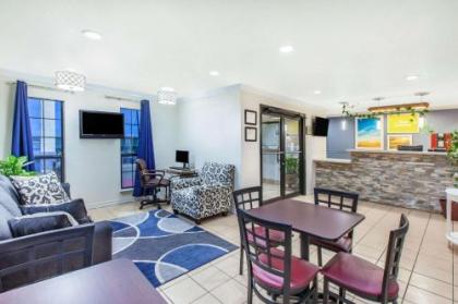 Days Inn & Suites by Wyndham Braunig Lake - image 2