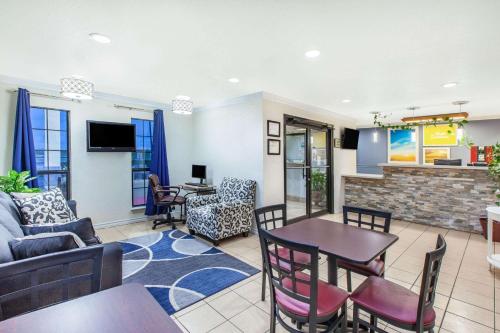 Days Inn & Suites by Wyndham Braunig Lake - image 2