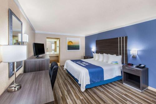 Days Inn & Suites by Wyndham Braunig Lake - image 3