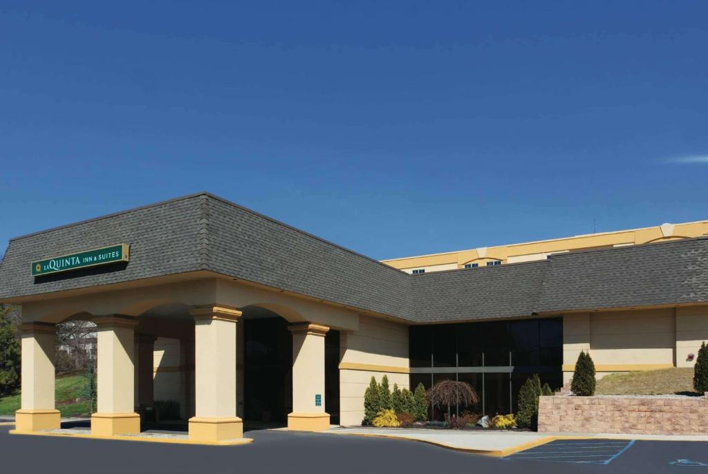 La Quinta by Wyndham White Plains - Elmsford - main image