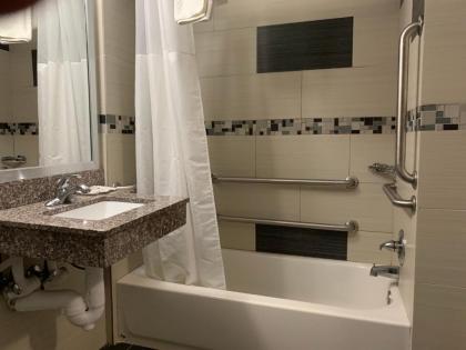 Red Carpet Inn Elmwood - image 5