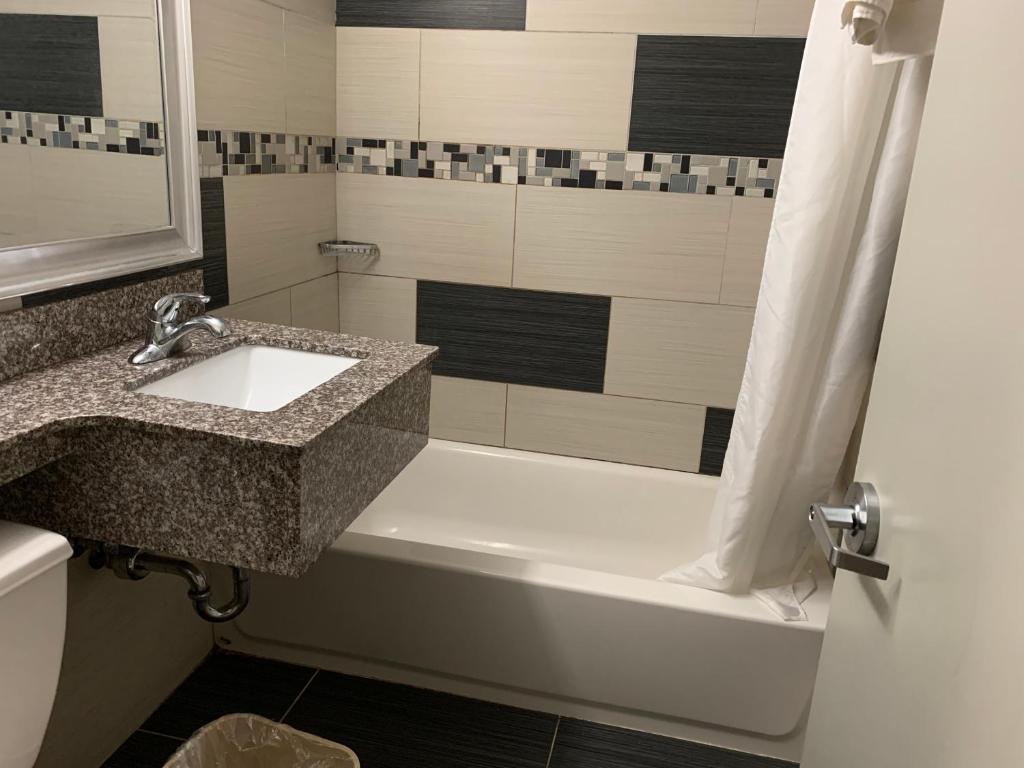 Red Carpet Inn Elmwood - image 6