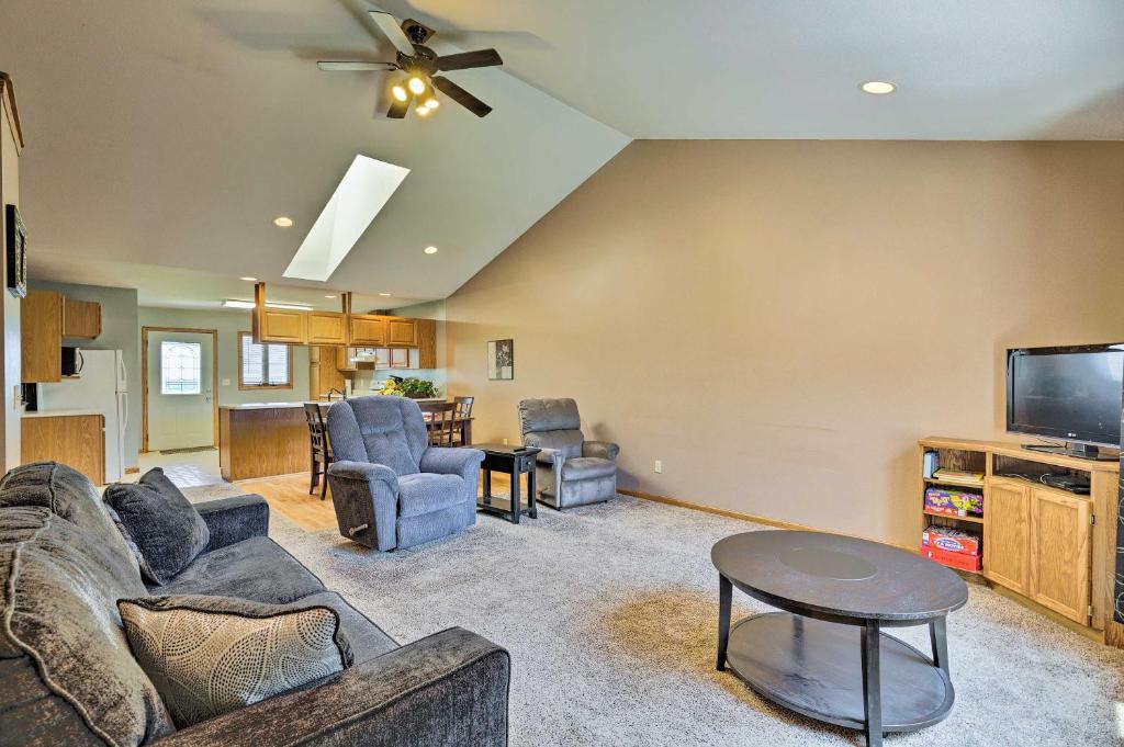 Elwood Townhome with Patio 7 Mi to Johnson Lake - main image