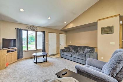 Elwood Townhome with Patio 7 Mi to Johnson Lake - image 5