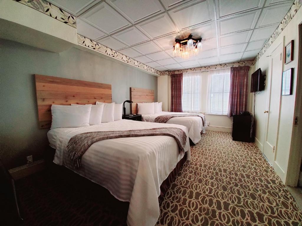 Hotel Nevada & Gambling Hall - image 6